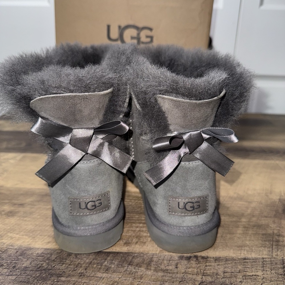 UGG Women's Mini Bailey Bow II Boots Grey Charcoal SheepSkin Size 7 Ankle1016501